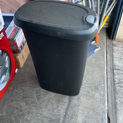 Hefty Kitchen Trash Can Black