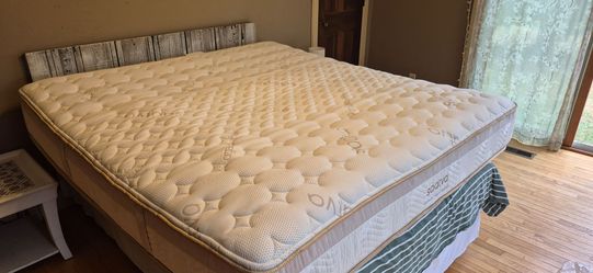 Memory Foam Hybrid Mattress, King, Like New, Perfect Condition