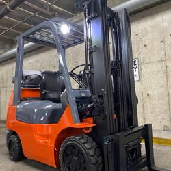 TOYOYA M7 forklift for sale excellent condition 