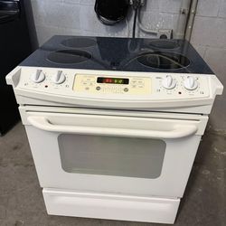 STOVE WHITE GOOD CONDITION EVERYTHING WORKING PROPERLY DELIVERY AVAILABLE