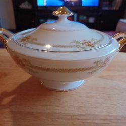 VINTAGE ROUND COVERED VEGETABLE DISH