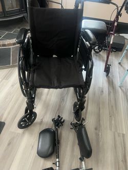 Rolling manual chair