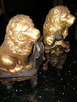 Small set of lions statues