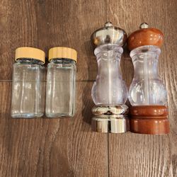 4 piece - 2 clear glass spice containers and 2 acrylic spice grinders