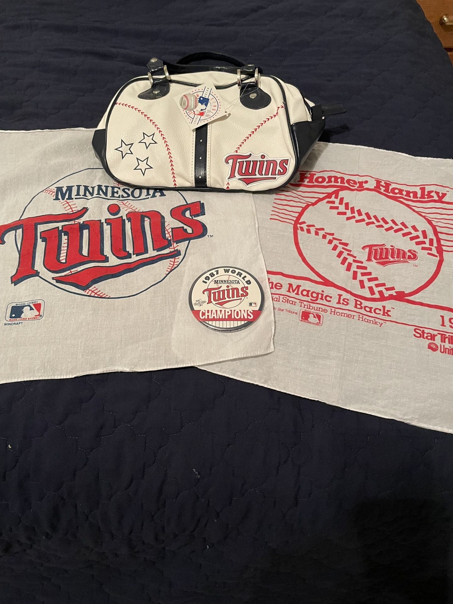 Minnesota Twins Lot Of Mini Duffle Bag 2 Hankies & 1987 World Champions Pin