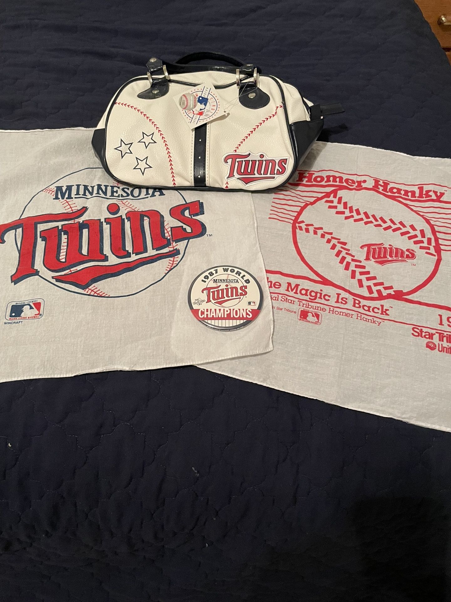 Minnesota Twins Lot  Of Mini Duffle Bag  2 Hankies & 1987  World Champions Pin