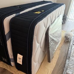 🔥DreamCloud Bamboo Headboard and Frame w/Twin XL Mattress. Brand new still in original packaging!🔥