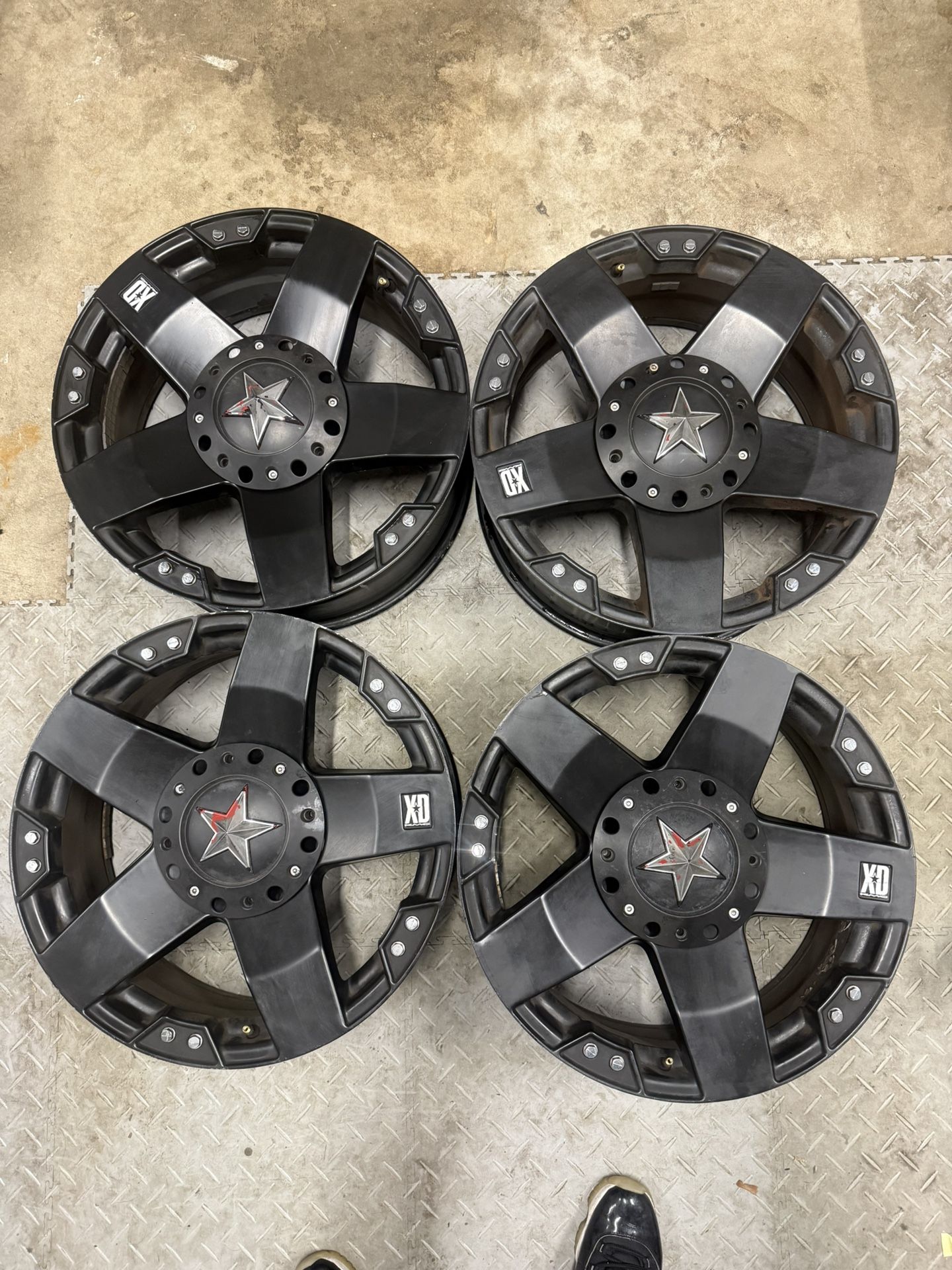 Full Set Of Rockstar 20x10 Rims ,6 Lug nut  Pattern. 