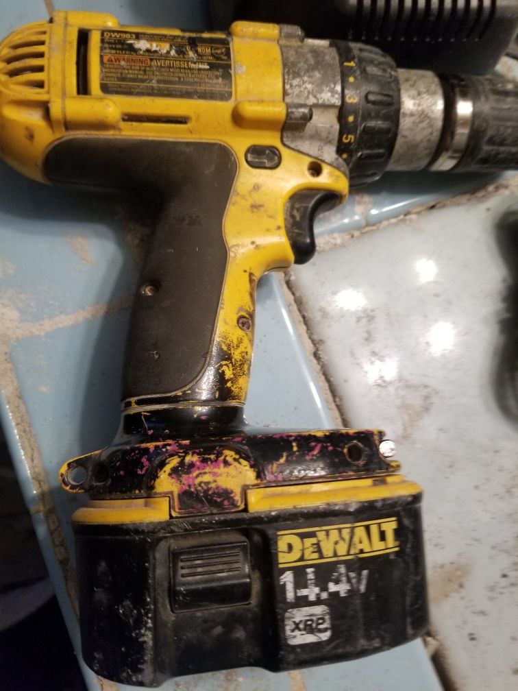 Works really well Hevy Duty Dewalt drill battery and charger