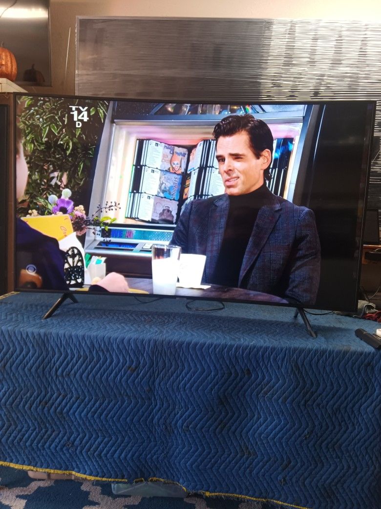 65 inch samsung curved tv 4k smart tv really nice tv comes with remote shows great quality clear picture works perfect guaranteed