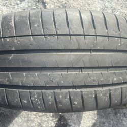 One 275 35 20 Michelin Tire