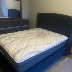 Queen Size Bedroom With A Mattress +dresser +nightstand  