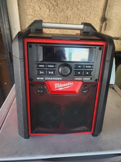 Milwaukee
M18 Lithium-Ion Cordless Jobsite Radio/Charger Solo Se Provo Solo