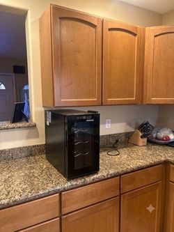 Homeimage 8-Bottle Wine Cooler / Chiller - Digital Temp Control (Works Great)