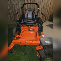 Riding Lawn Mower - Like New - Cuyahoga Falls, OH