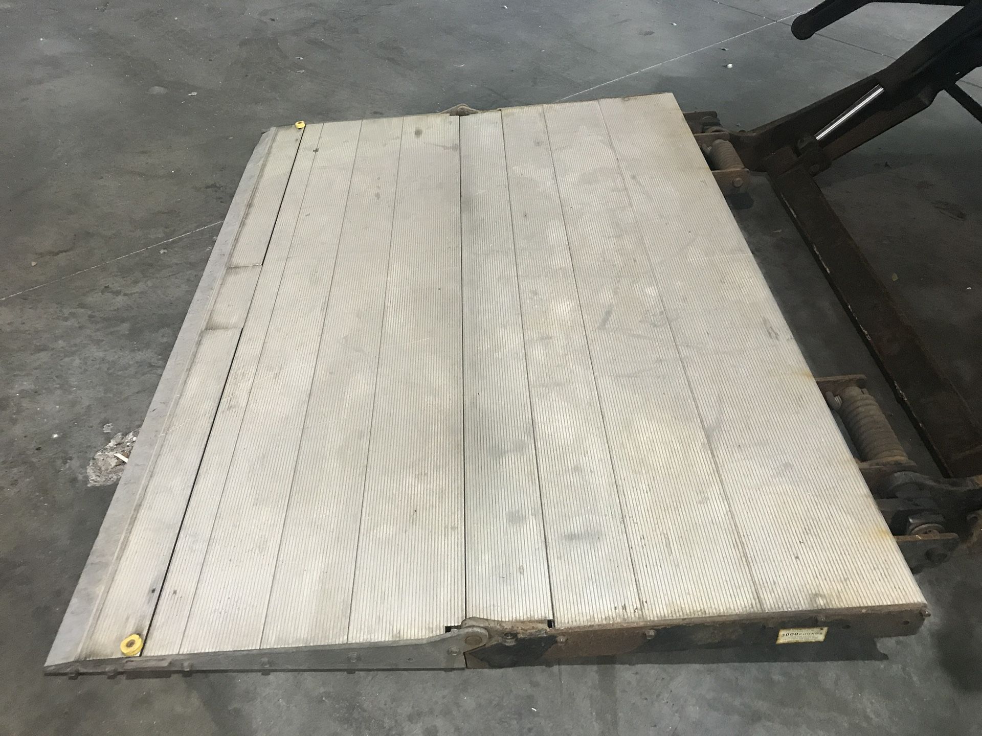 Aluminum Liftgate 3000 pound large platform