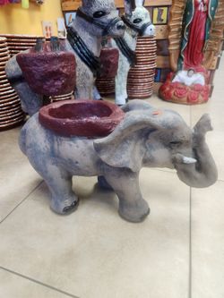 Maceta tipo elelfante cemento ($45)tel (contact info removed)