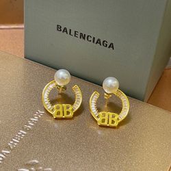 A fashionable and versatile women's earrings