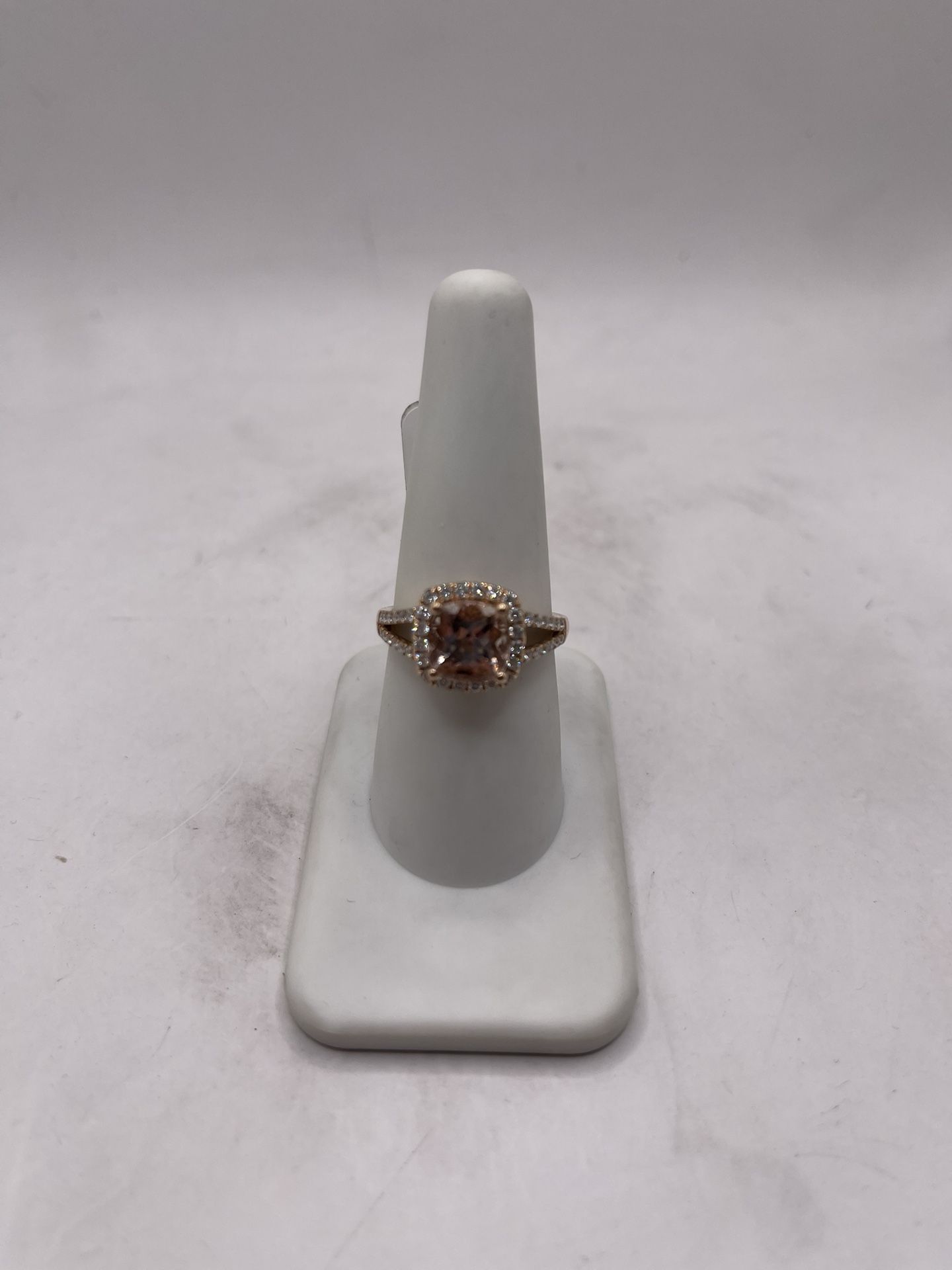 14kt Gold Engagement Style Ring w/ Diamond And Dia Chips