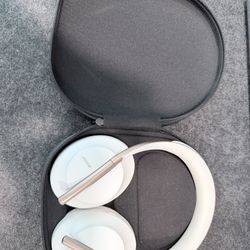 Bose 700 Noise cancellation Headset In White