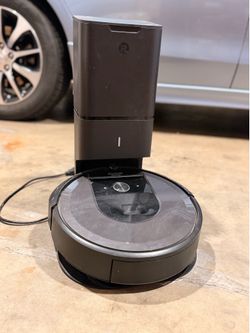 Roomba i7+ with Clean Base