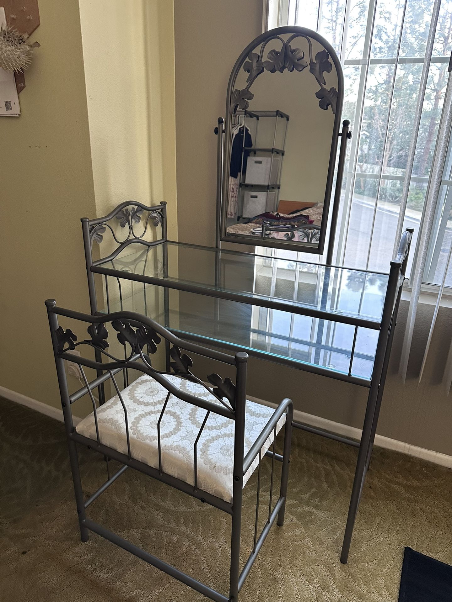 Vanity Table With Mirror 