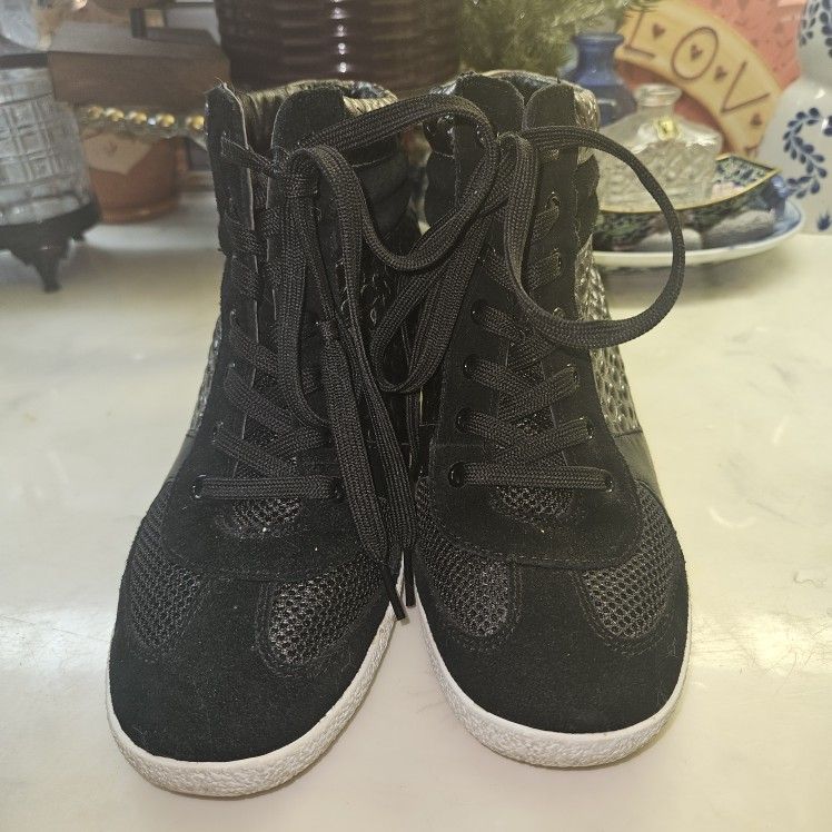 CUTE WOMENS COACH BOOTS. SIZE 8