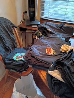 I HAVE 33 BOYS T SHIRTS SIZE SMALL AND LARGE ALL OF THEM FOR $40 PICK UP IN SUN VALLEY