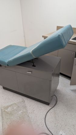 Doctor's exam table - free