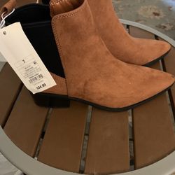 Women’s Boots (Size 7) Sells For: $34.99 Selling For:$25.00