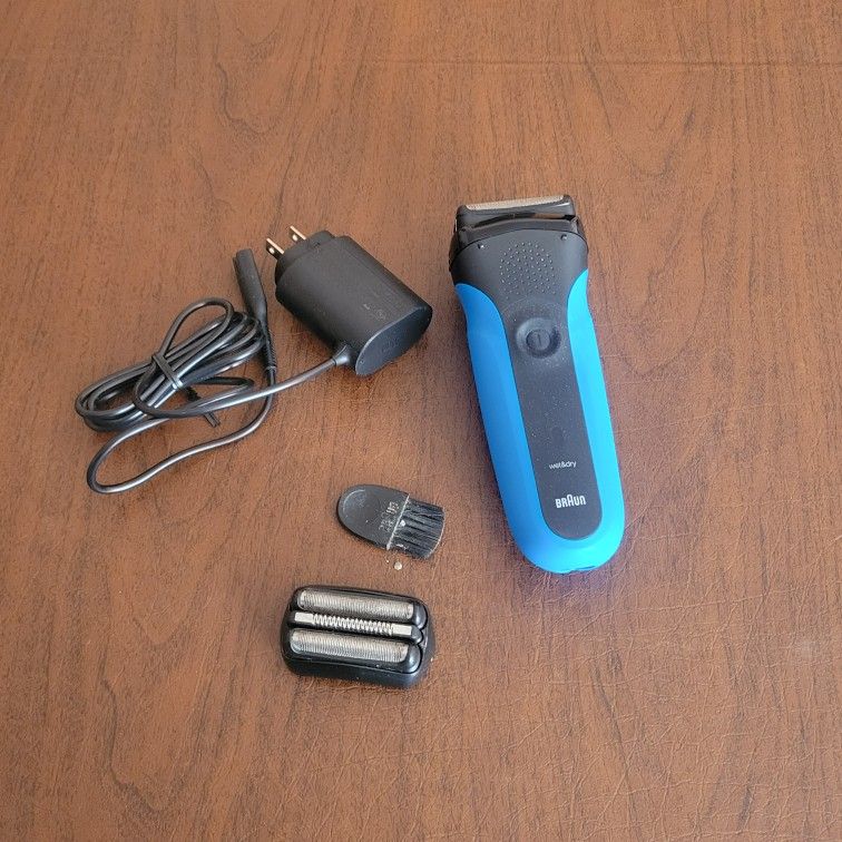 Braun 5409 Wet Dry Rechargeable Electric Razor Blue Black with Charger.
Pre-owned, in good working and cosmetic shape. Please see photos for
details