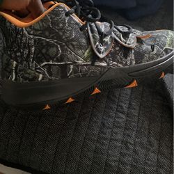 Basketball Hopping Shoes Selling For The Low 
