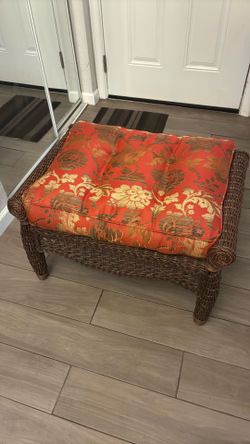 Very Good Condition Wicker OTTOMAN “Accent Seat” w/ FLOWER CUSHION🔥Like NEW! ONLY $40