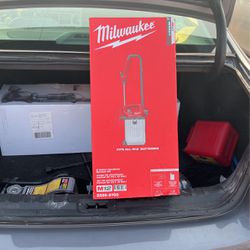Milwaukee  2 Gallon Handled Sprayer Kit With Battery
