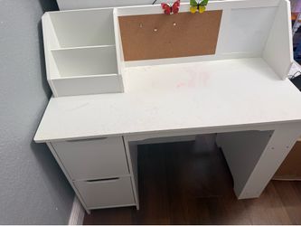 Kid white desk