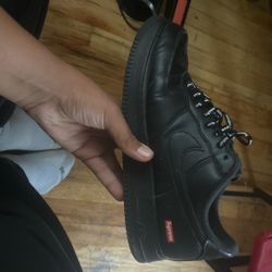 sz11       black supreme with box 