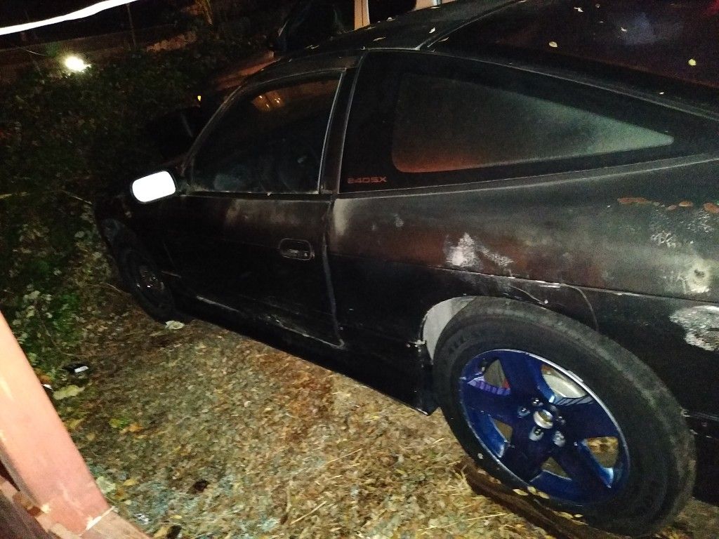 A Nissan 240Z manual transmission straight body just needs a battery and gas make me an offer
