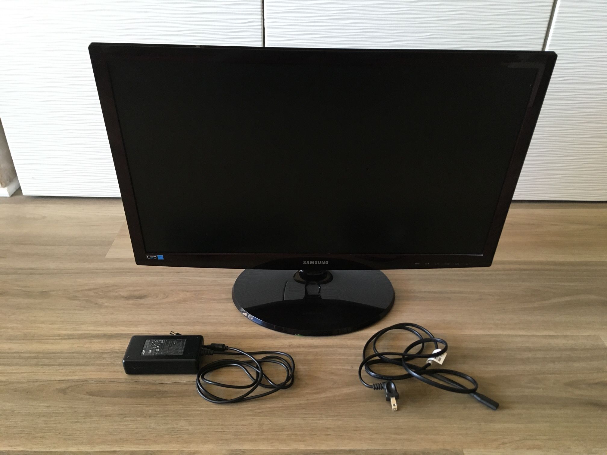 Samsung Computer 27” Monitor 1080 In it’s Original Box One Owner