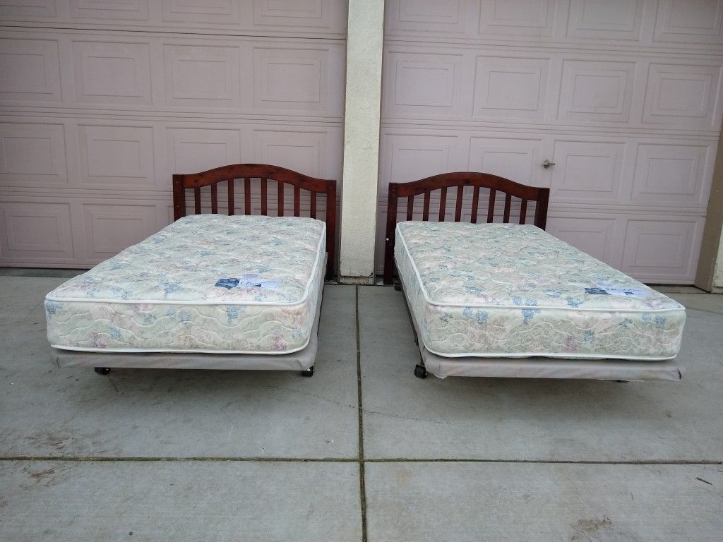 2 Matching Twin Beds (Serta Mattresses, Platform Boxsprings, Metal Bed Frames, Solid Wood Headboards) camas/colchones