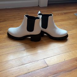 Soda Like New White boots 