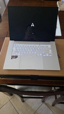 ASUS Zenbook S 16 OLED (AMD Ryzen AI 9, 24GB RAM, 1TB SSD) - Like New