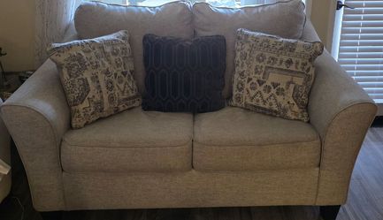 Excellent Condition Love Seat – Clean & Comfortable