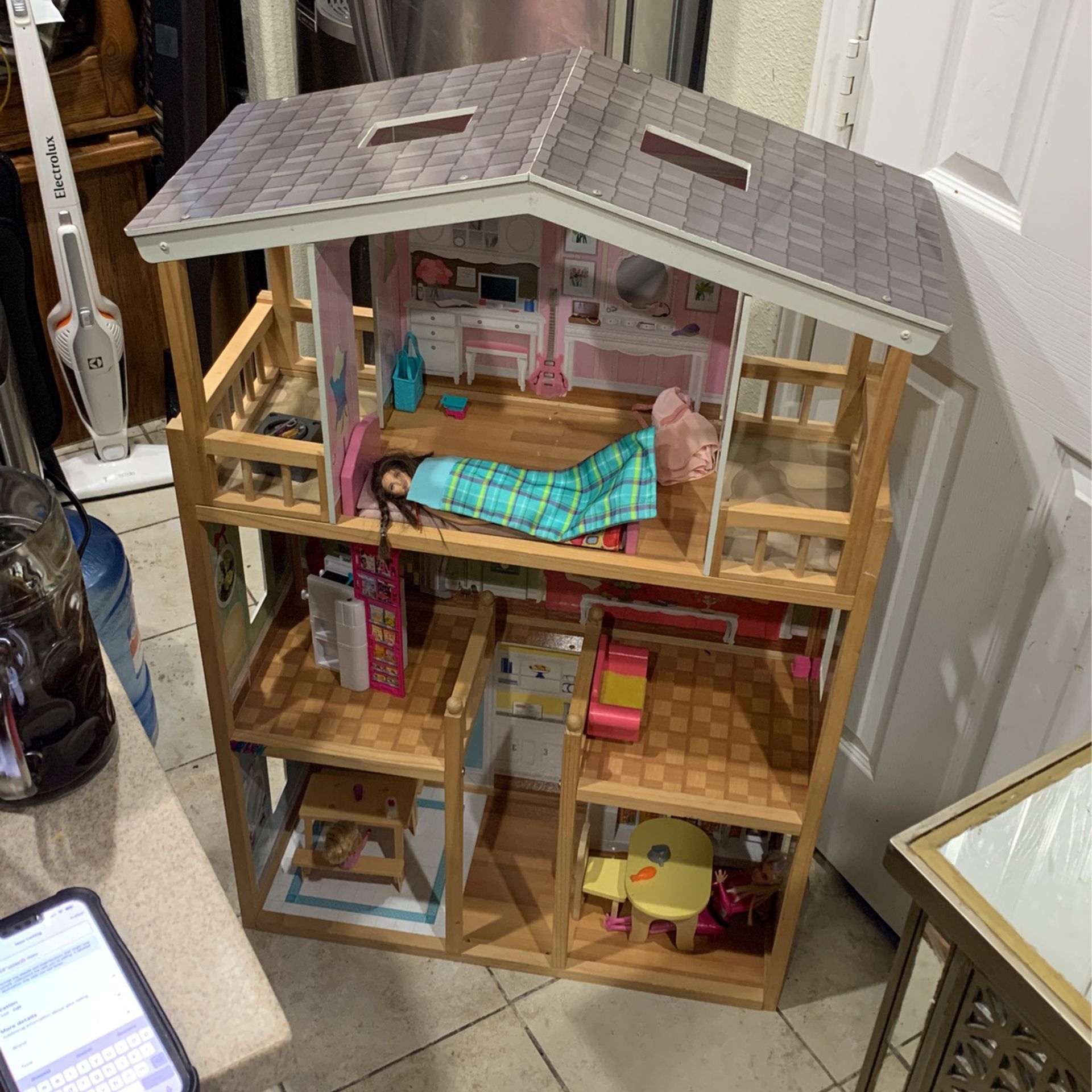 Barbie Large Doll/playhouse With Accessories 3dolls.couch,coffee table BBQ Pit Clothes Etc 3floors