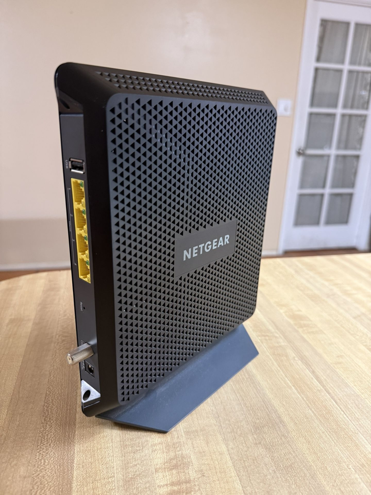 NETGEAR - Nighthawk AC1900 Router with DOCSIS 3.0 Cable Modem - Black