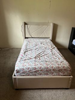 Bag bed with space for clothes
