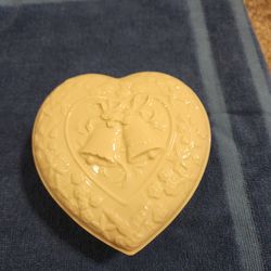 Lenox Rose Heart Shaped Decorative Ivory Trinket Jewelry Box with Lid Gold Trim