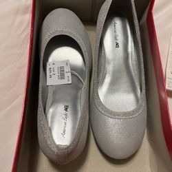 New In Box American Eagle Girls Size 2 Shoes