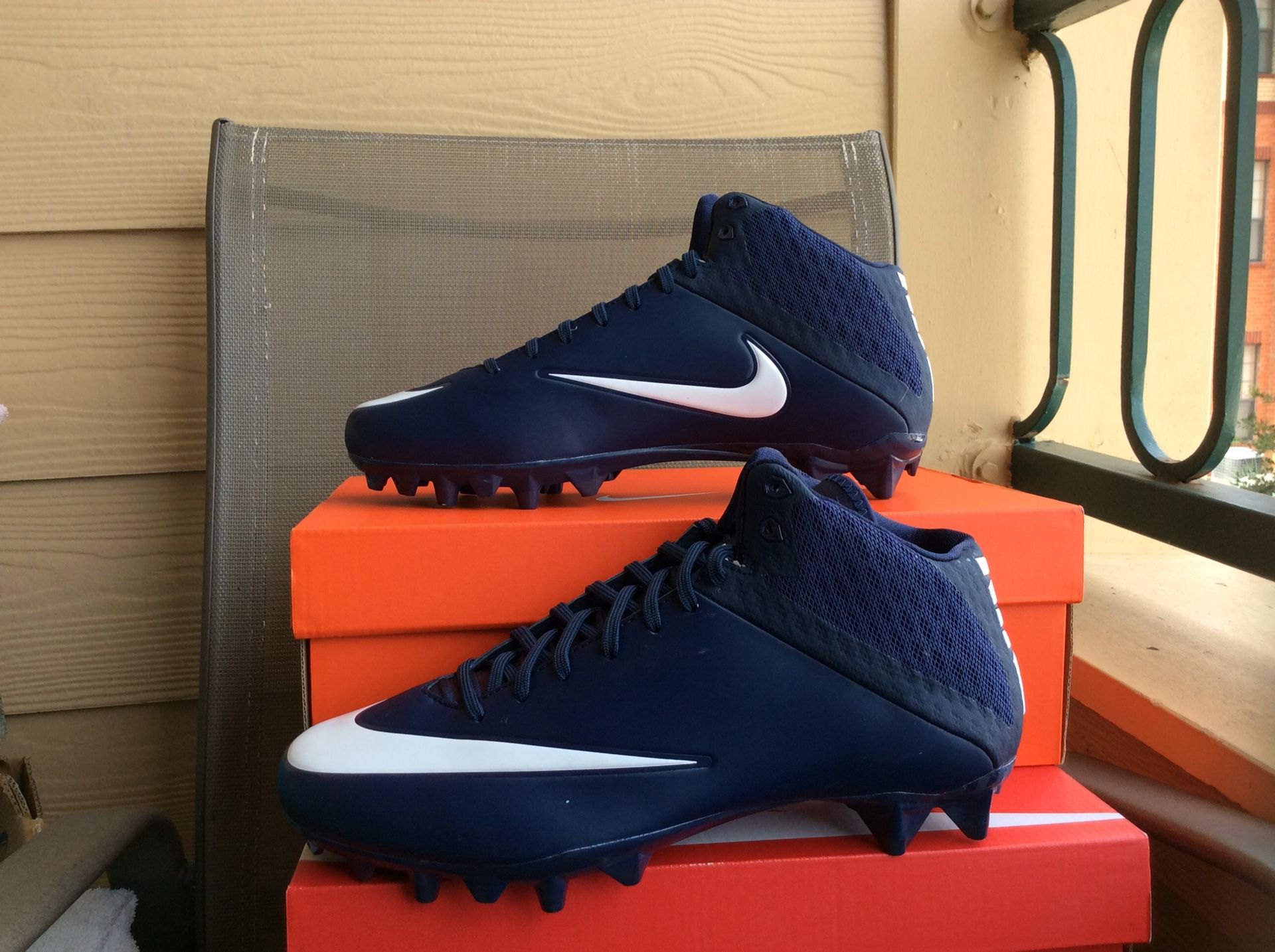 NEW MEN'S VAPOR SPEED 2 3/4 TD CF MID FOOTBALL CLEATS 10.5 for Sale in Irving, TX - OfferUp
