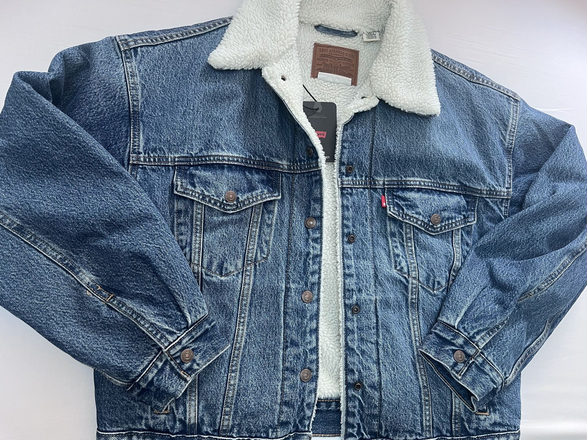 90’s Vintage Style Trucker Levi Strauss & CO. Jacket Denim With Sherpa Lining. Machine Washable Size Is Medium For Women Or Men. Unisex Jacket Pick Up