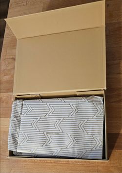 Michael Kors Leather Pouch Trio.
Cash only.
PU Santa Clarita, CA 91350New leather Michael Kors Pouch Trio in a neutral color palette. This three-piece